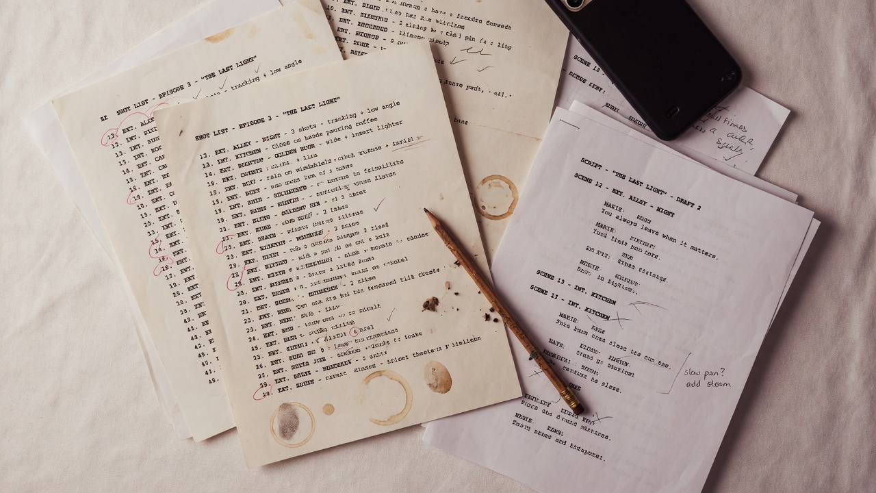 Kertas shot list dan skrip di atas meja